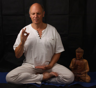 Meditationssitz mit Fingermudra - Sukhasana Meditationssitz mit Fingermudra - Sukhasana