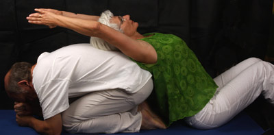 Partnerübung, Rückbeuge mit Yoga Mudra Partnerübung, Rückbeuge mit Yoga Mudra